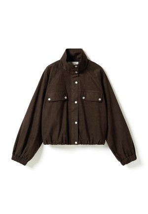 Chaqueta corta de color marrón oscuro con cuello alto, cierre frontal de botones a presión, dos bolsillos con solapa en el pecho y puños y dobladillo elásticos.