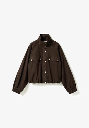 Sötétbarna rövidített dzseki magas gallérral, patentos elülső résszel, két mellkasi zsebbel, valamint elasztikus mandzsettákkal és szegéllyel.