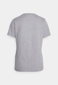 Camiseta gris de manga corta, hecha de algodón suave, presenta un cuello redondo y un diseño liso con bordes rematados, sin logotipos ni patrones visibles.