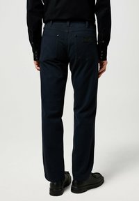 Wrangler GREENSBORO - Vaqueros rectos - cold steel