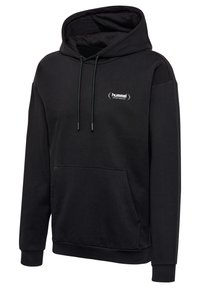 Svart hoodie gjord av mjukt tyg, med en frontficka (kangaroo pocket), dragsko i huvan och en liten vit logga på bröstet.