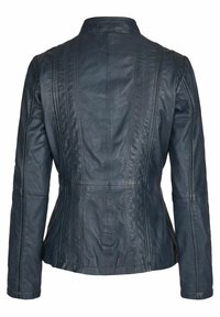Veste en cuir bleu foncé avec une silhouette ajustée, des coutures structurées et un col montant. Texture lisse avec des coutures détaillées.