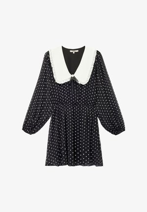 Abito nero a pois bianchi con un colletto bianco con volant, maniche lunghe a palloncino e vita aderente, realizzato in tessuto leggero.