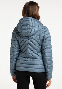 Giubbotto imbottito in piuma d'anatra di colore azzurro chiaro, con cappuccio, motivo trapuntato e polsini a coste. Tessuto liscio e lucido con una silhouette aderente.