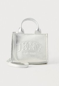 Väike metallik hõbedane käekott kahe sangaga, eemaldatava rihma ja esiküljel reljeefse "DKNY New York" logoga.