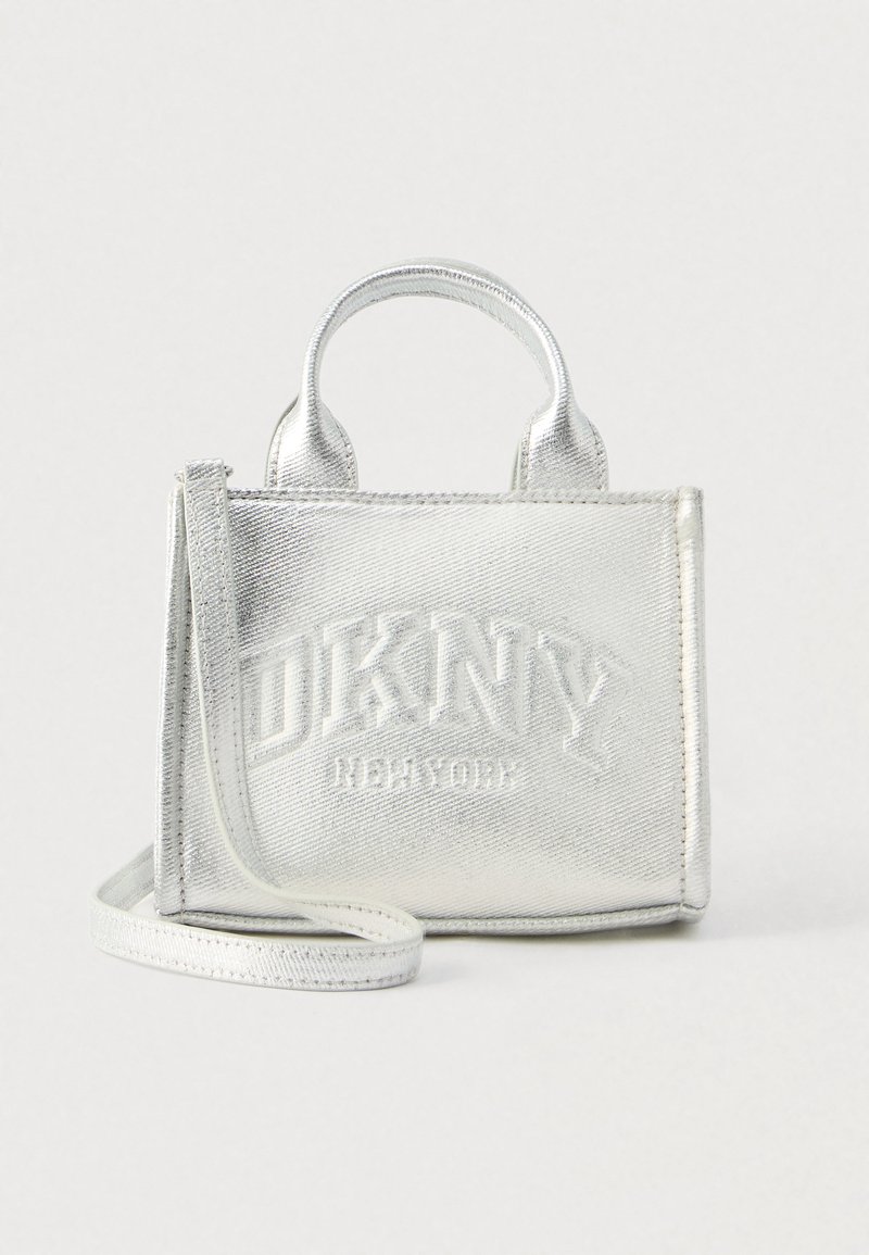 Väike metallik hõbedane käekott kahe sangaga, eemaldatava rihma ja esiküljel reljeefse "DKNY New York" logoga.