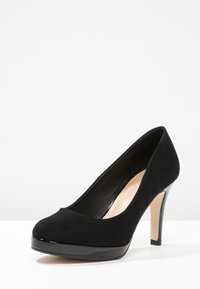 Černý semišový dámský vysoký podpatek s kulatou špičkou, lesklou černou platformou a nude vnitřním podšívkou. Disponuje štíhlým jehlovým podpatkem.