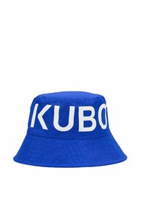 Niebieska czapka z daszkiem wykonana z tkaniny, z dużym białym napisem "KUBO" wokół pasa, z szerokim, opadającym daszkiem i teksturowaną powierzchnią.