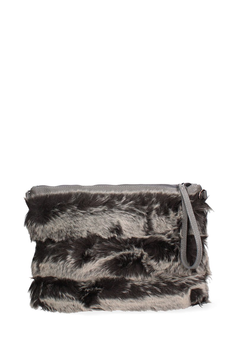 Clutch in pelliccia sintetica grigia e nera, con strisce orizzontali testurizzate, chiusura con zip e un corto manico grigio per il trasporto.