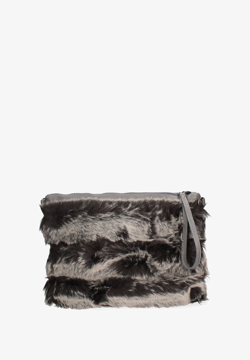 Pochette en fausse fourrure grise et noire, avec des rayures horizontales texturées, une fermeture à glissière et une courte sangle grise pour le transport.