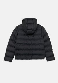 Casaco acolchoado preto com capuz, apresentando um design em quilt horizontal e uma textura suave, feito de um material leve e isolante.