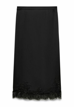 Czarna satynowa spódnica o dopasowanym kroju, z falowanym dołem ozdobionym misterną czarną koronką. W zestawie dwie boczne kieszenie.