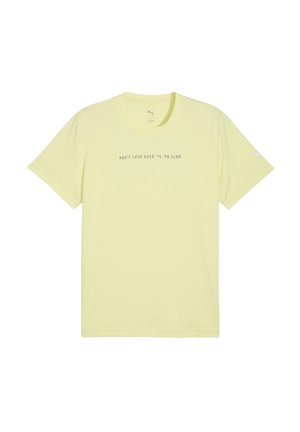 Lys gul kortærmet t-shirt med teksten "DON'T LOOK BACK PR CLUB" trykt i grå på forsiden. Simpelt design, afslappet stil.