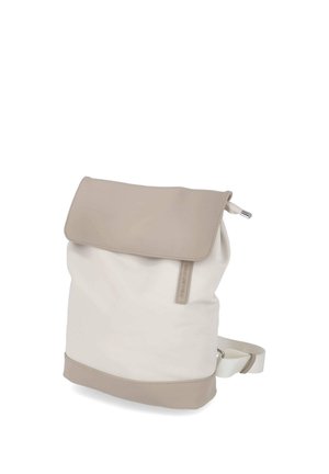 Sac à dos beige et blanc cassé avec fermeture à rabat, sangle ajustable et design minimaliste, présenté sur fond blanc.