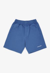 Shorts en coton bleu avec une ceinture élastique, des poches latérales et un logo blanc imprimé sur la partie inférieure droite de la jambe. Texture lisse et design décontracté.