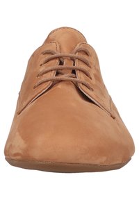 Chaussures en daim marron clair avec une texture lisse, bout arrondi et fines lacets bruns. Présentent des coutures minimales et une semelle plate.