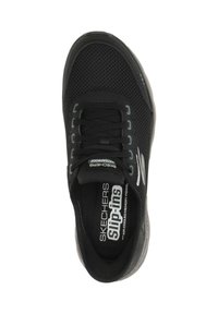 Scarpa slip-on Skechers nera con tomaia in rete, design con lacci, soletta in memory foam ventilato e suola in gomma.