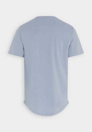T-shirt bleu clair à manches courtes en tissu doux, avec un col rond et un ourlet arrondi, sans graphismes ni embellissements.