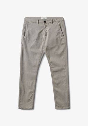 Beige chinos gemaakt van gestructureerde stof, voorzien van een ritssluiting met knoop, voorzakken en een taps toelopend pijpontwerp.