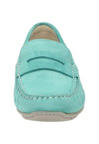 Türkise Wildleder-Loafer besitzen ein gesticktes Design mit einem glatten Blatt und strukturierten Seiten sowie einer cremefarbenen Gummisohle für den Grip.
