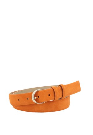 Oranger Wildledergürtel mit silberner ovaler Schnalle, aufgerollt vor weißem Hintergrund.