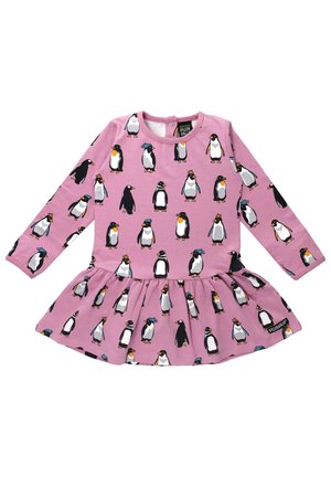 Langarm jurk in roze stof met een patroon van meerkleurige pinguïns. Uitlopende rok met een ronde halslijn en drukknoopsluiting op de rug.
