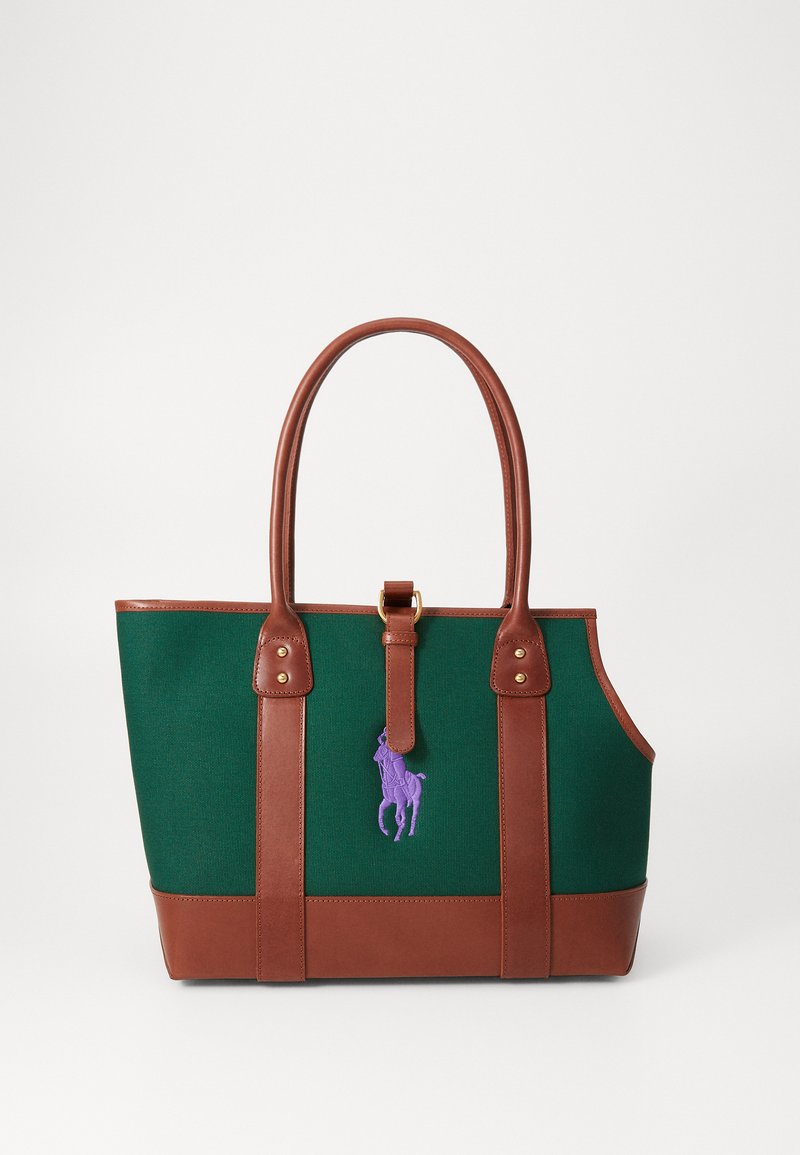 Borsa a spalla in tela di colore verde scuro con accenti in cuoio marrone, caratterizzata da un logo ricamato in viola, forma strutturata e cuciture a contrasto.