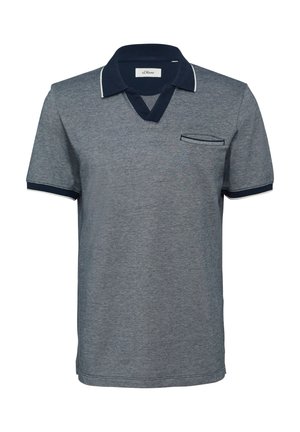 Donkergrijze poloshirt met een marineblauwe kraag en accenten, voorzien van een korte zak met een gestreept detail. Klassieke pasvorm en textuurstof.
