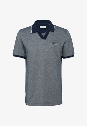 Temno siva polo majica z modrim ovratnikom in detajli, ima kratek žep z črtastim ozorcem. Klasičen kroj in teksturirana tkanina.