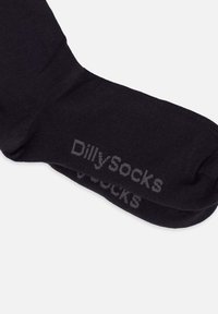 Svarta bomullsstrumpor med en slät yta, med grå "DillySocks"-logotyp på tån. Enkelt mönster, standard strumform.