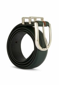 Zielony materiałowy pasek o teksturowanej powierzchni, z srebrną metalową klamrą z podwójnym trzpieniem i pomarańczowym przeszyciem jako akcentem.