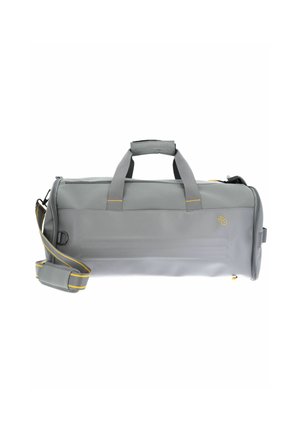 Sac de sport gris en matériau durable avec des accents jaunes, deux poignées et une bandoulière amovible. Texture lisse, forme rectangulaire.