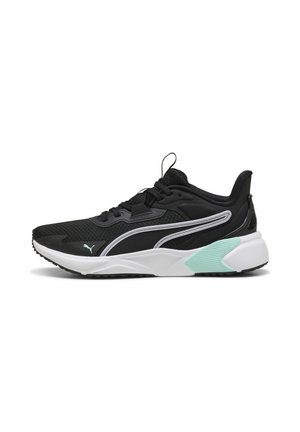 Baskets de sport noires en mesh avec semelle blanche, accent bleu clair au talon et logo Puma blanc sur le côté, vues de l'extérieur.