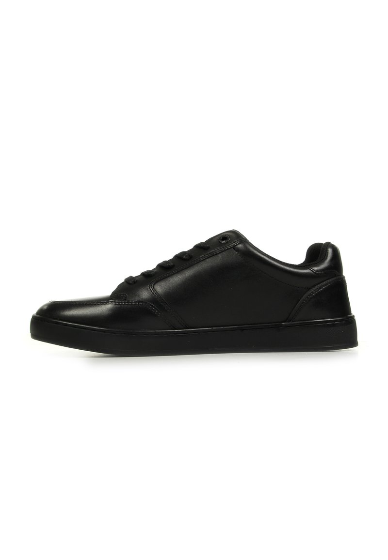 Sneaker in pelle nera con una trama liscia, design a profilo basso, sei occhielli e suola in gomma per trazione.