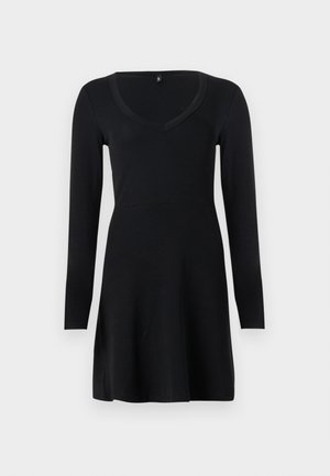 Robe noire à manches longues avec un décolleté en V, confectionnée dans un tissu doux. Le modèle présente un corsage ajusté et une jupe évasée pour une silhouette décontractée.