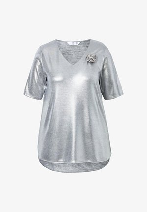 Zilveren T-shirt met korte mouwen en V-hals, gemaakt van metallic stof, met een rozenaccent aan de linkerkant en een ronde zoom.