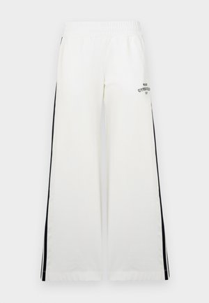 Pantaloni albi cu picioare largi, cu un talie elastică, cu dungi negre pe laterale și text imprimat pe partea din stânga față. Textură de stofă netedă.