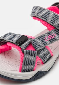 Sandal grigio e rosa con cinturini testurizzati a zigzag, plantare imbottito e componenti regolabili per una vestibilità sicura.