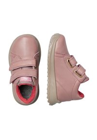 Růžové kožené boty se dvěma suchými zipy, šedou texturovanou podšívkou a gumovou podrážkou se zigzagovým vzorem pro lepší trakci.