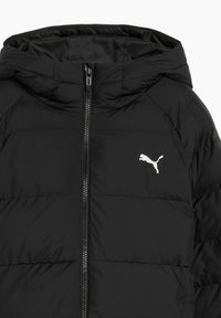 Juodas pūkinis švarkas su gobtuvu, turintis priekinį užtrauktuką, siuvinėtą dizainą ir ryškų baltą Puma logotipą kairėje krūtinės pusėje.