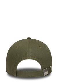 Maslinasto zeleni bejzbolski šešir, strukturnog oblika, od tkanine, podesiva traka straga, metalni detalj s logotipom, šest ventilacijskih rupa.