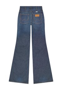 Jeans évasés bleus avec des rayures verticales blanches en pointillé, deux poches arrière, un patch de marque en cuir sur la poche droite, et des passants de ceinture à la taille.
