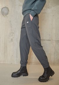 New Balance ATHLETICS REMASTERED PANT - Pantaloni de trening - black