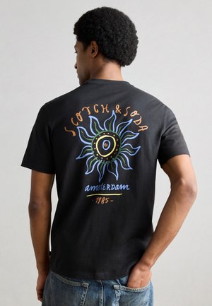 FRONT AND BACK ARTWORK REGULAR FIT - T-shirt print - meteorite