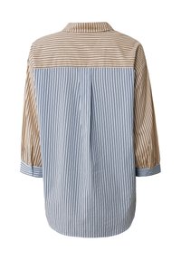 Blusa a righe in blu chiaro e beige, con colletto a punta, maniche 3/4 e un design con schiena aperta caratterizzato da righe verticali.