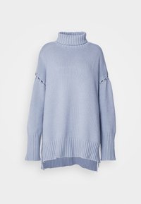 Pull à col roulé en tricot bleu clair avec manches longues, poignets et ourlet côtelés, coupe ample, et détail en tricot ouvert près du haut des bras.