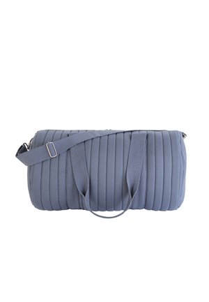 Borsa da viaggio blu trapuntata con cuciture verticali, due manici corti e una tracolla regolabile su sfondo bianco.