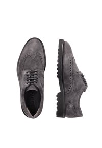 Graue Wildlederschuhe mit einem Wingtip-Design, ausgestattet mit Brogue-Details, runden Schnürsenkeln und einer strukturierten schwarzen Gummisohle.
