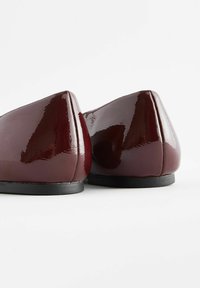 Next FOREVER COMFORT ASYMMETRIC BOW POINT TOE - REGULAR FIT - Ballerinasko - berry red