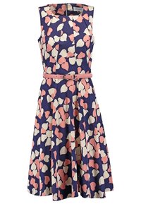 Robe bleu marine sans manches avec motif floral abstrait rose et blanc, jupe plissée et ceinture rose assortie avec boucle argentée à la taille.